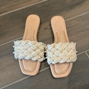 Cream and white pearl embellished sandals #pearls
Size 7